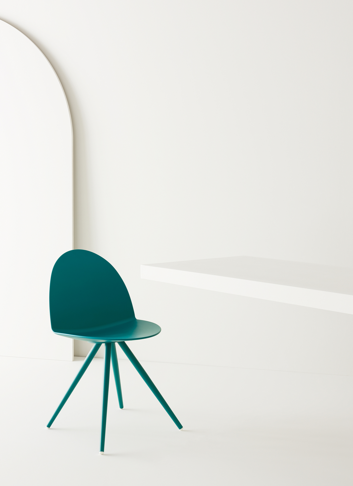 Detailaufnahme: Türkisgrüner Camel Stuhl von Segis vor weißem Hintergrund. Moderner Designstuhl für Esszimmer und Büro.