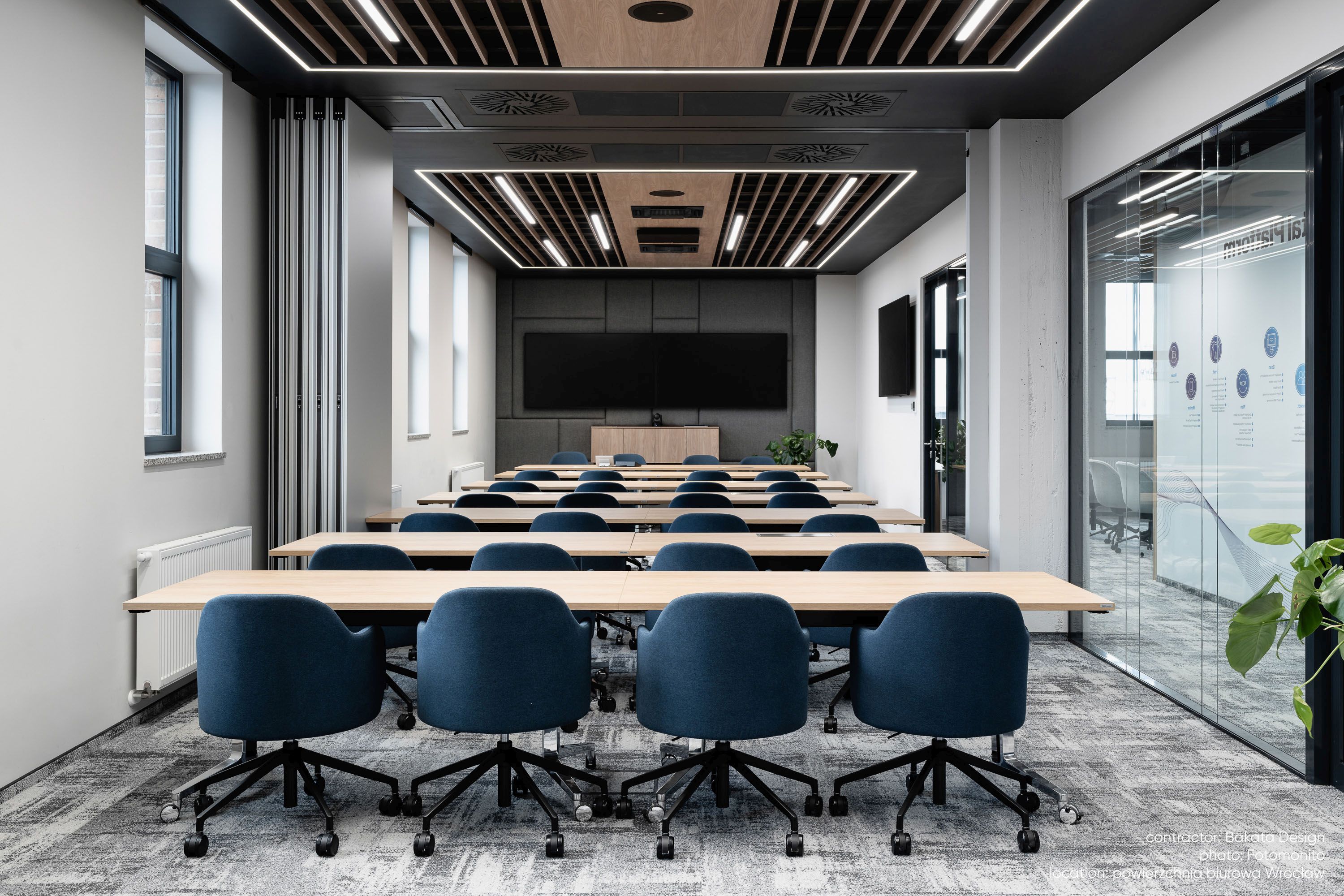 Konferenzraum mit blauen FS KP 5R Drehstühlen von Bejot und hellen Holztischen für Schulungen.