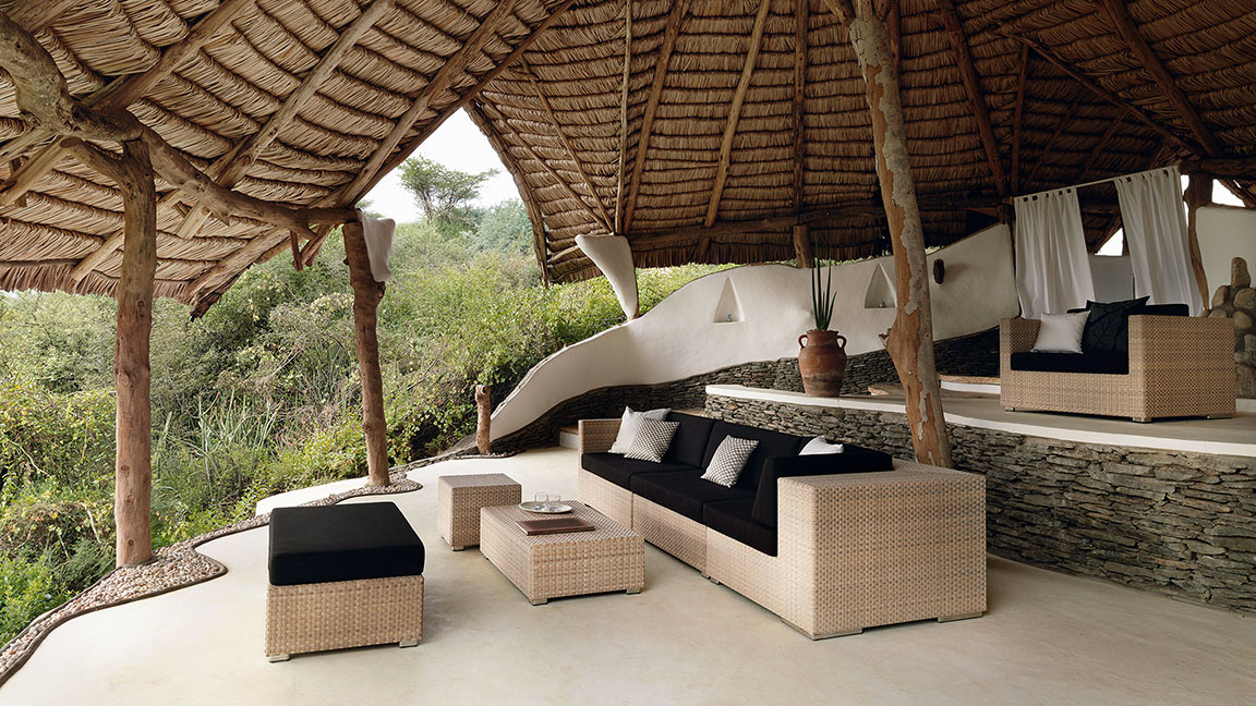 Dedon Lounge Modul links: Rattan Gartenmöbel Set mit Sofa, Sessel und Tisch.