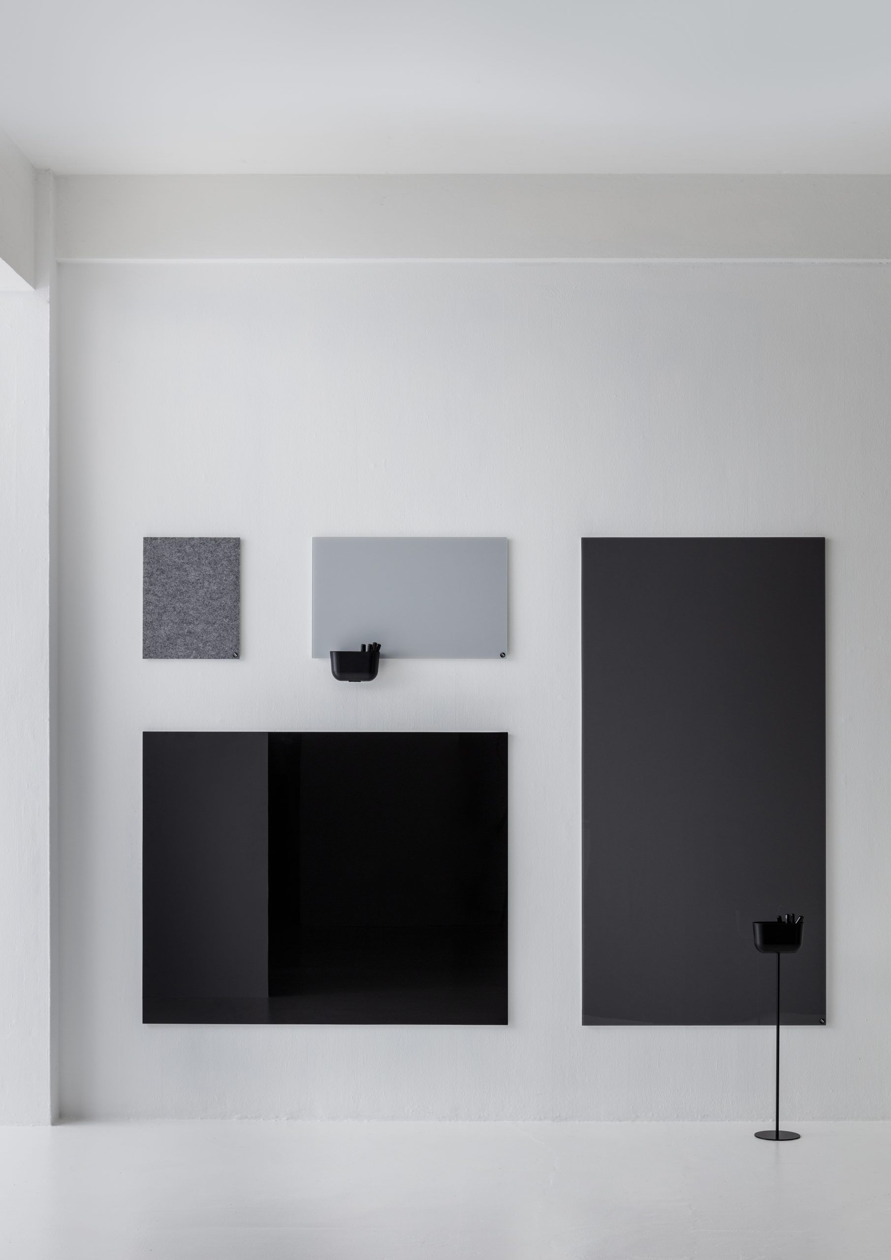 Wand mit grauer Filztafel und Chat Board Classic Glastafeln in Schwarz und Grau mit Stifthalter.