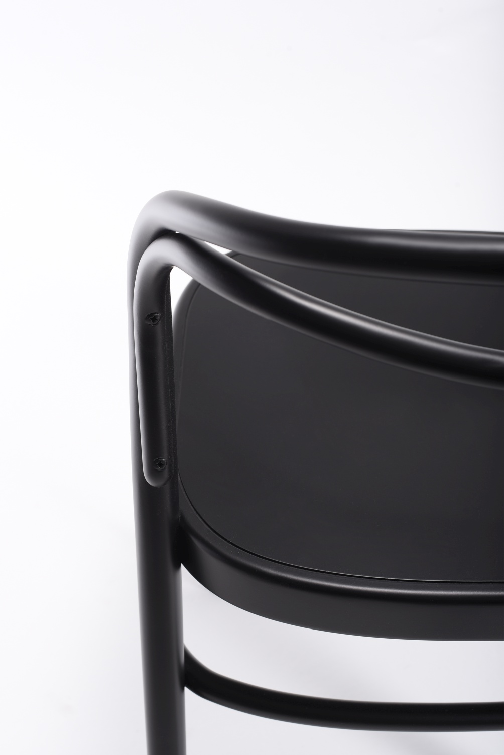 Detailaufnahme vom Beaulieu Stuhl von Wiener GTV Design, schwarzes Gestell und Sitzfläche.