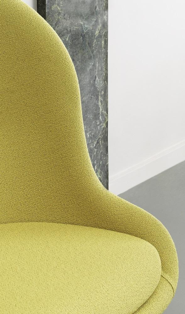 Detailaufnahme: Grüner Hyg Lounge Chair High Swivel Sessel von Normann Copenhagen mit weicher Polsterung.