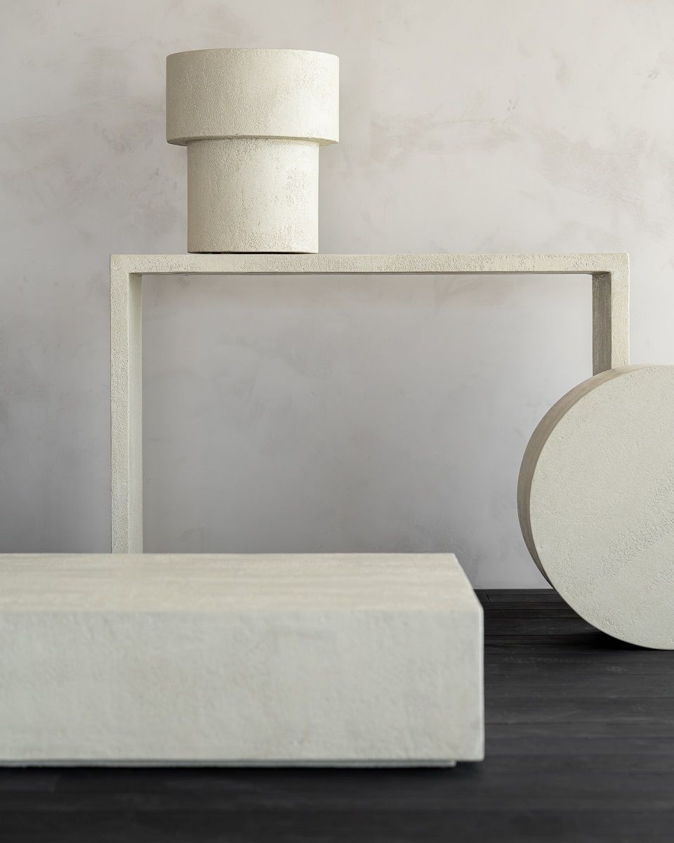 Ethnicraft Elements Couchtisch in Off White mit Microcement-Finish und pilzförmigen Deko-Elementen.