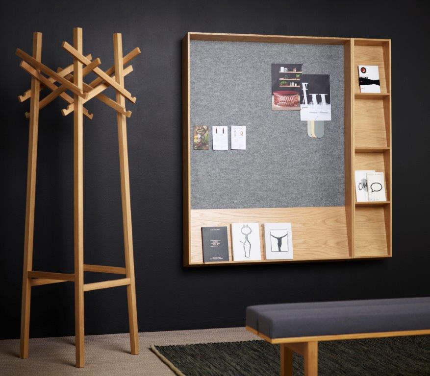 Nest Standgarderobe von Karl Andersson & Soener aus hellem Holz, kombiniert mit Wandgarderobe und Sitzbank.