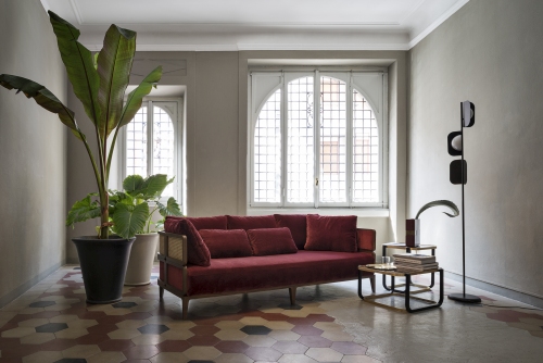 Duet B Couchtisch von Wiener GTV Design aus Holz und Metall im stilvollen Wohnzimmer.
