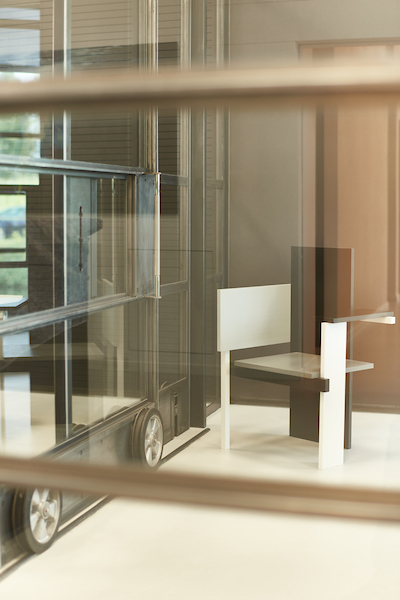 Berlin Stuhl: Moderner Designerstuhl in Schwarz und Weiß, minimalistisches Möbelstück für Wohnzimmer und Büro.