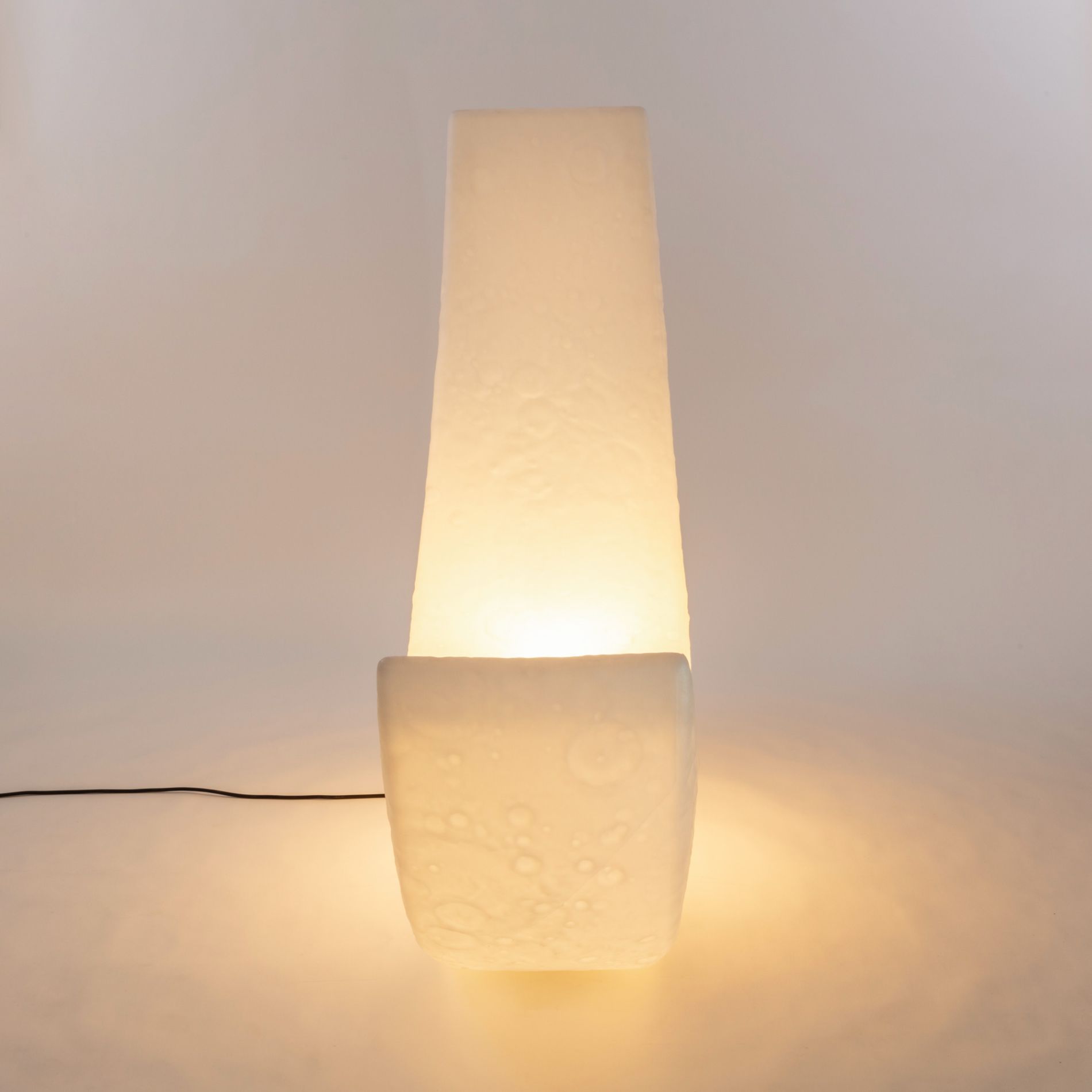 Nahaufnahme der beleuchteten My Moon Lampe von Seletti, einer dekorativen Mondlampe.