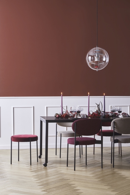 Panton Move Table Esstisch Rollbar von Verpan mit Stühlen und festlicher Dekoration im Esszimmer.