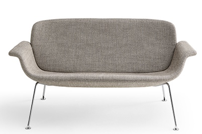 KN05 Zweisitzer Sofa von Knoll International mit grauem Stoffbezug und verchromten Stahlbeinen.