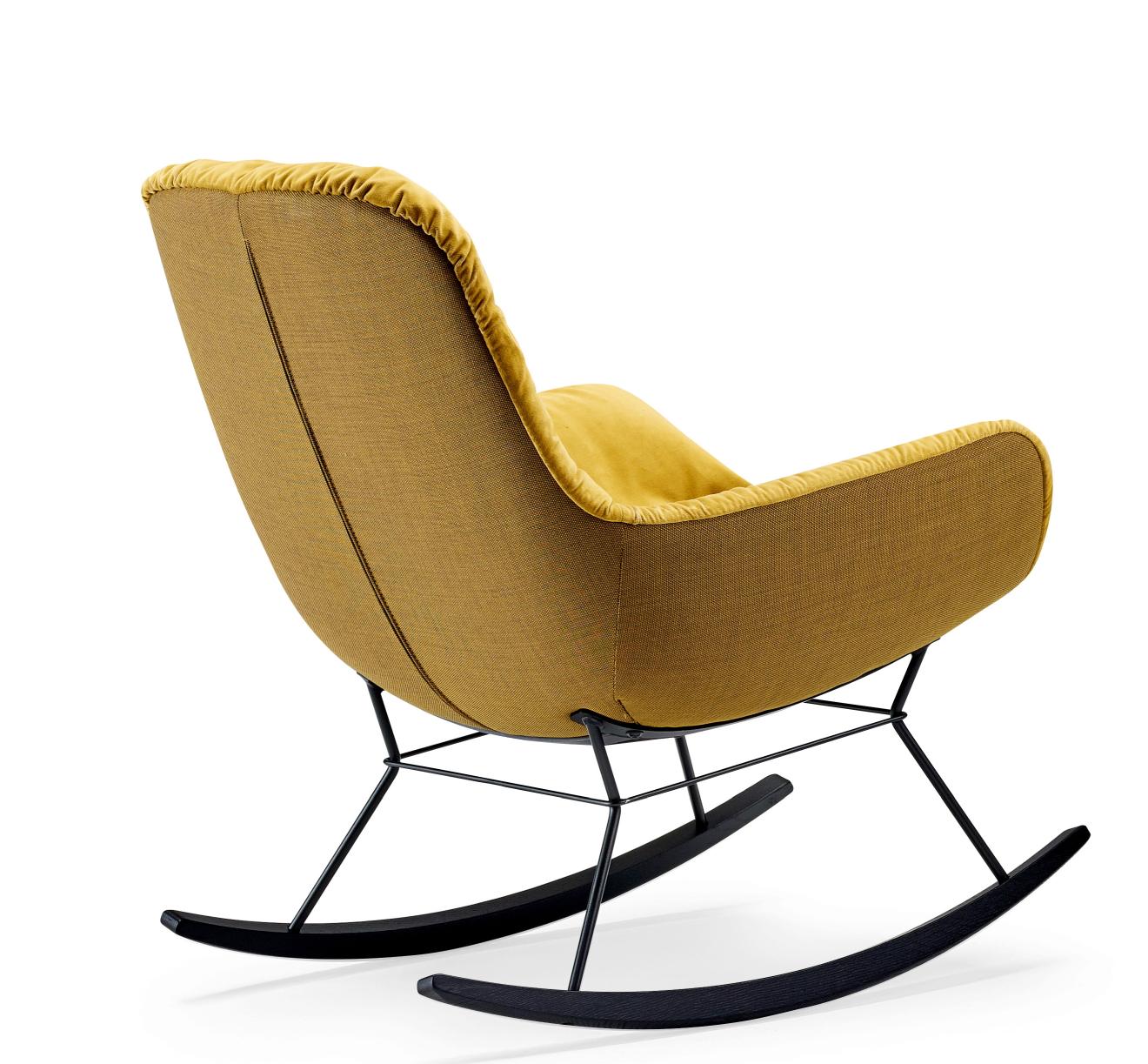 Goldener Leya Rocking Lounge Chair von Freifrau Manufaktur mit schwarzem Metallgestell und Kufen aus Holz.