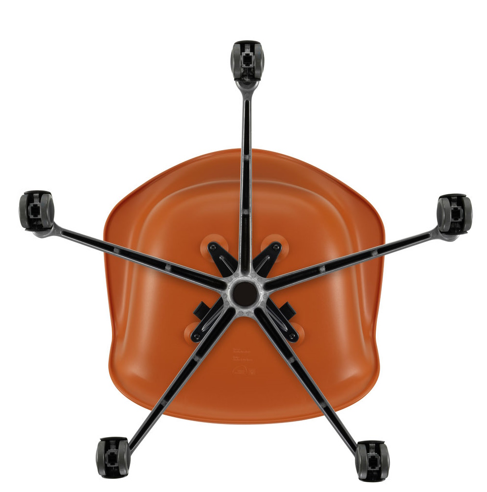Ansicht von unten des orangefarbenen Eames Plastic Arm Chair PACC Stuhls von Vitra mit schwarzem Drehkreuzfuß und Rollen.
