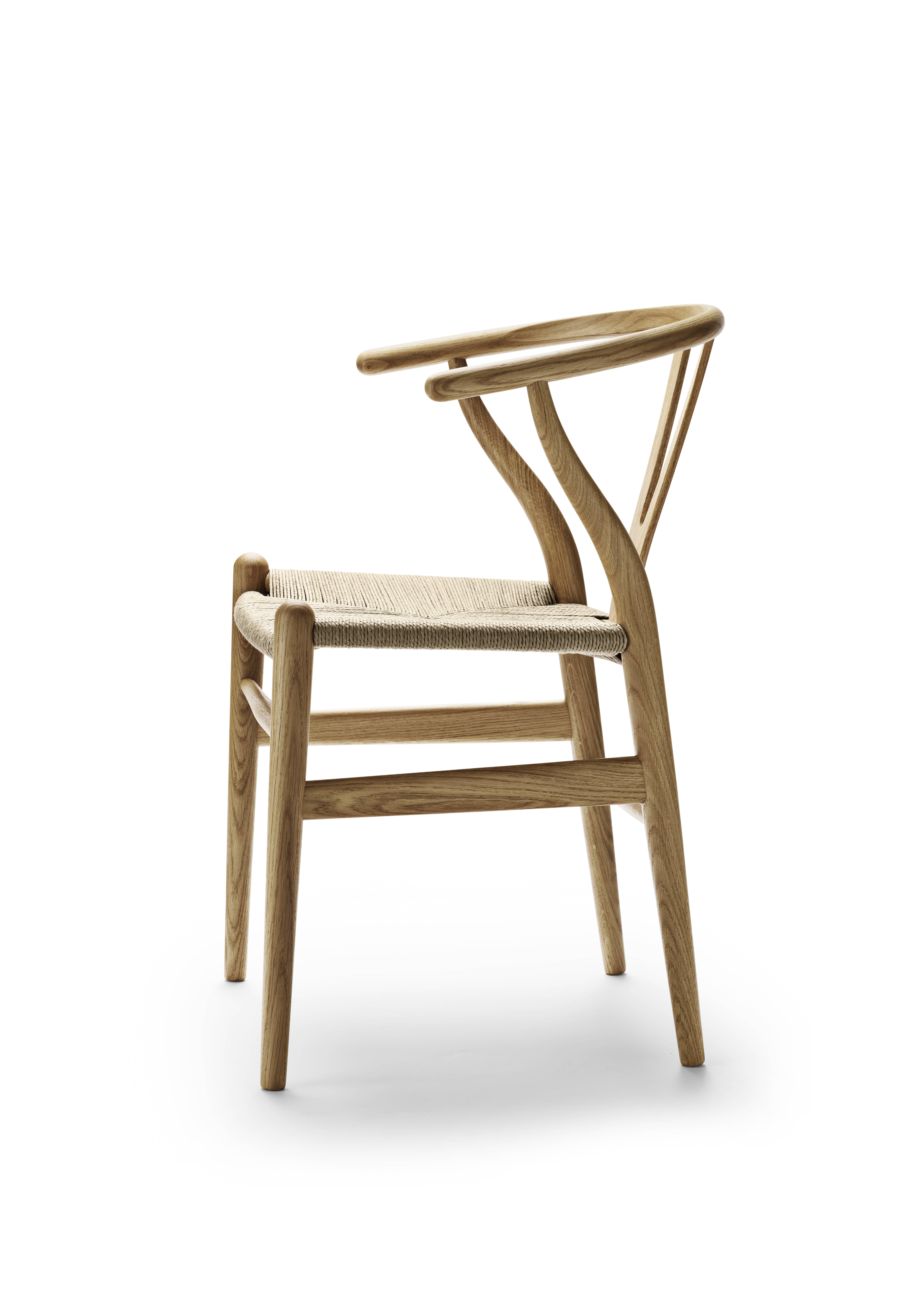 Heller Holzstuhl mit geflochtener Sitzfläche, Wishbone Chair Design für Esszimmer und Wohnbereich.