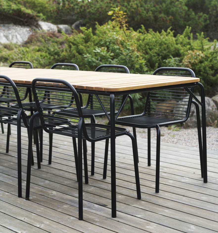Normann Copenhagen Vig Chair Outdoor Stuhl, schwarzes Metallgestell mit Holzlatten, Gartenmöbel für Terrasse und Balkon.