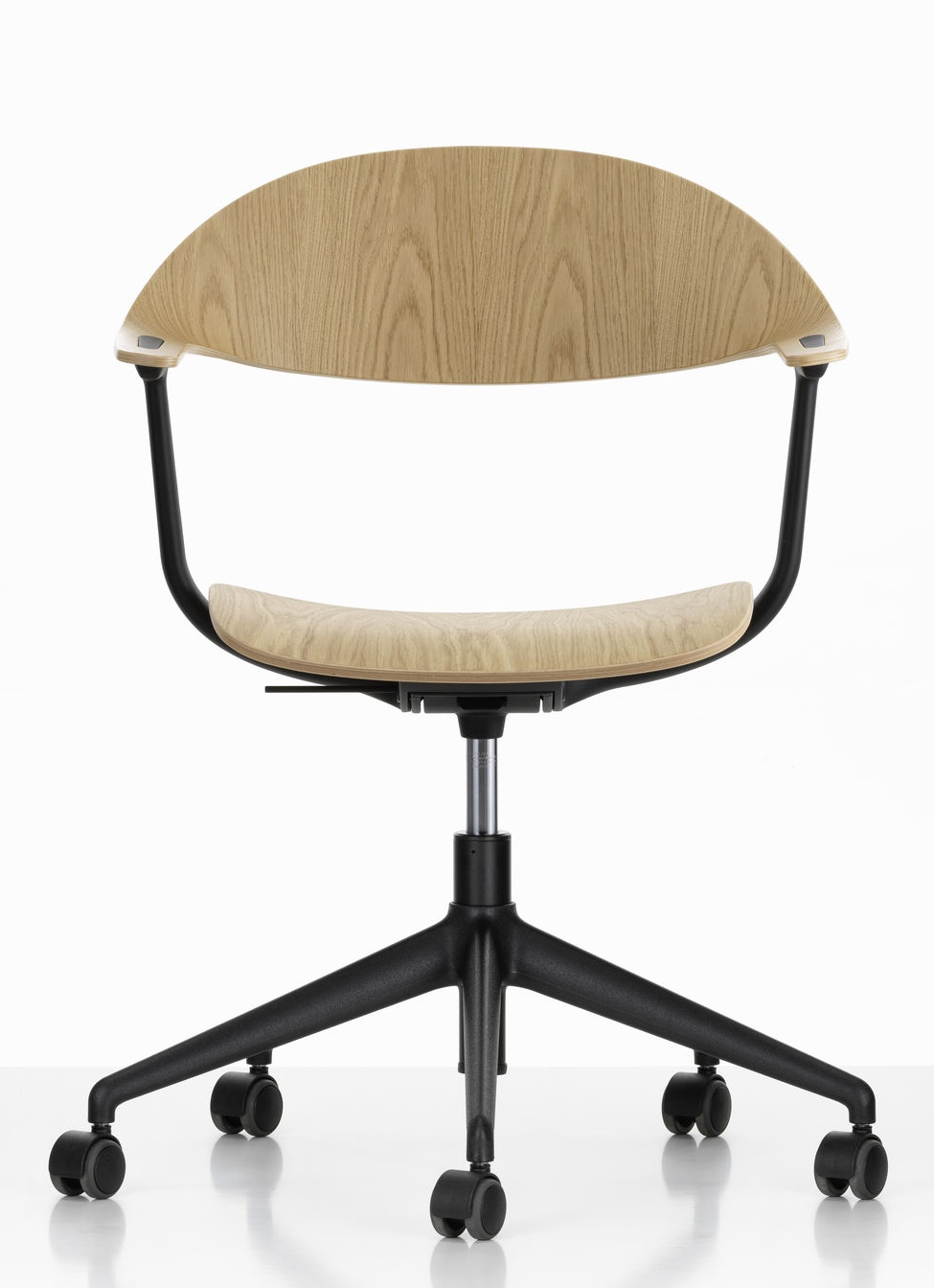 Vitra Mynt Bürodrehstuhl mit hellem Holzfurnier, schwarzem Gestell und Rollen vor weißem Hintergrund.