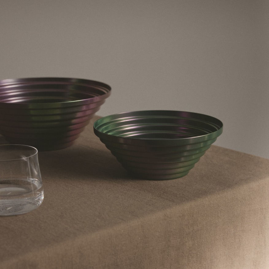 Alessi Maya Schale, rund, in Grün-Lila, dekorative Metallschale für Obst oder Salate.