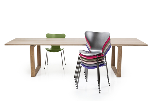 Essay Tisch von Fritz Hansen mit Holzplatte und Stuhl-Set in verschiedenen Farben.