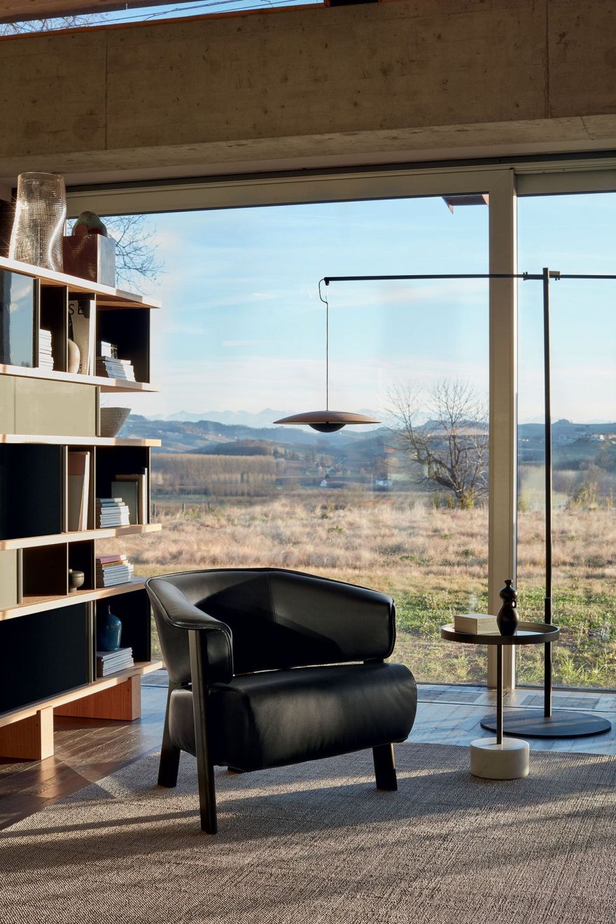 Schwarzer Back-Wing Sessel von Cassina mit Lederbezug vor Panoramafenster. Designermöbel für Wohnzimmer.