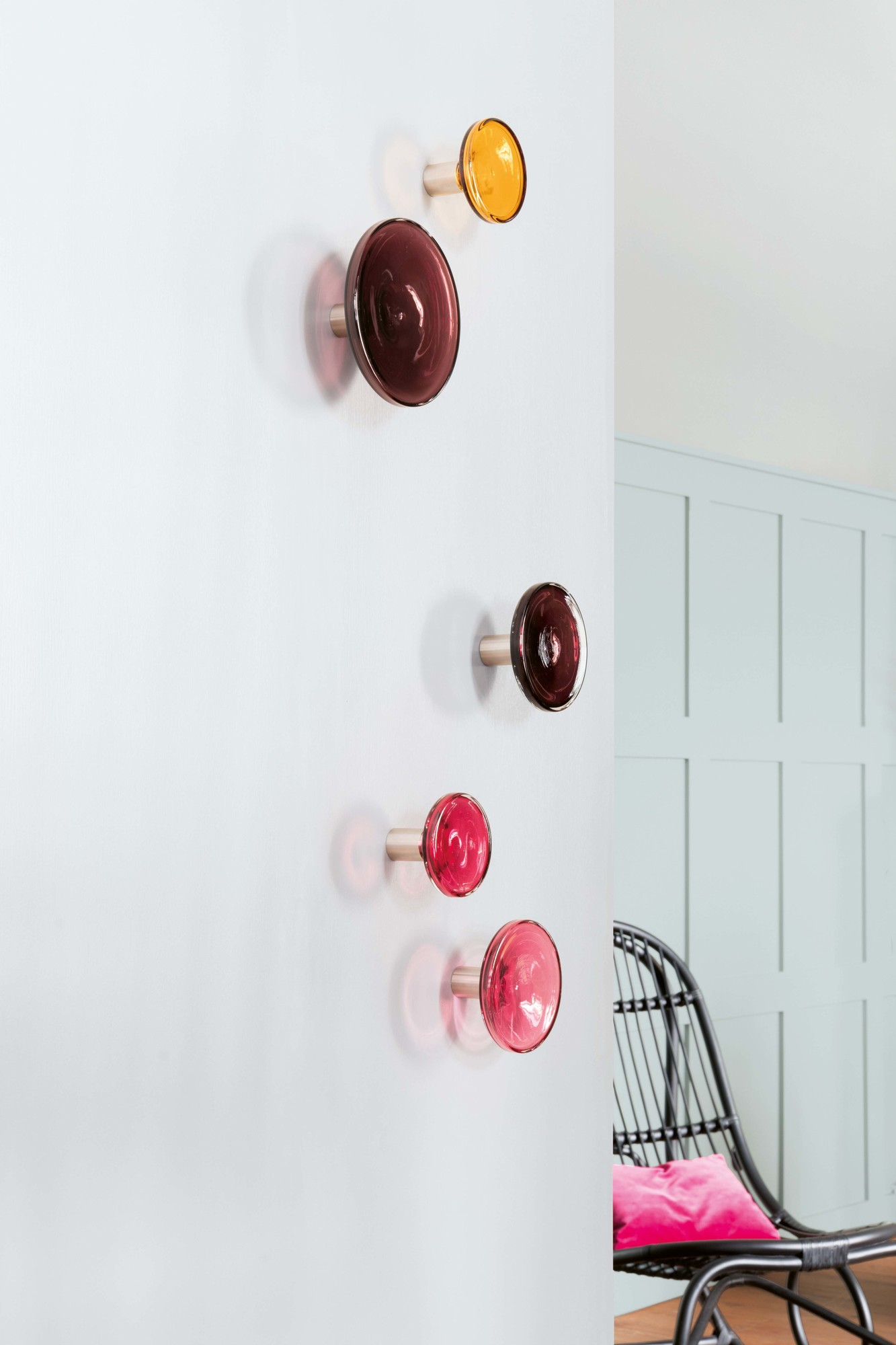 Wand mit mehreren bunten Schönbuch Bulb Garderobenhaken aus Glas und Metall, modernes Design für Flur und Garderobe.