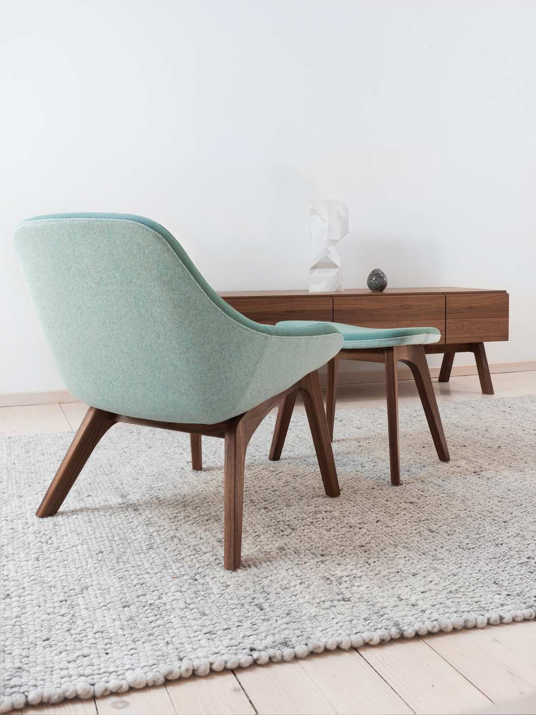 Morph Lounge Chair Sessel von Zeitraum mit Hocker, hellblauem Bezug und dunklem Holzgestell auf Teppich.