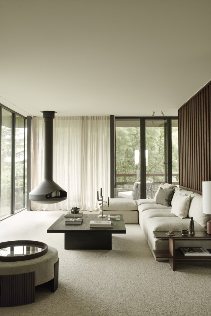 Wohnzimmer Interieur mit Ethnicraft Kabuki Beistelltisch aus Holz neben einem modularen Sofa.