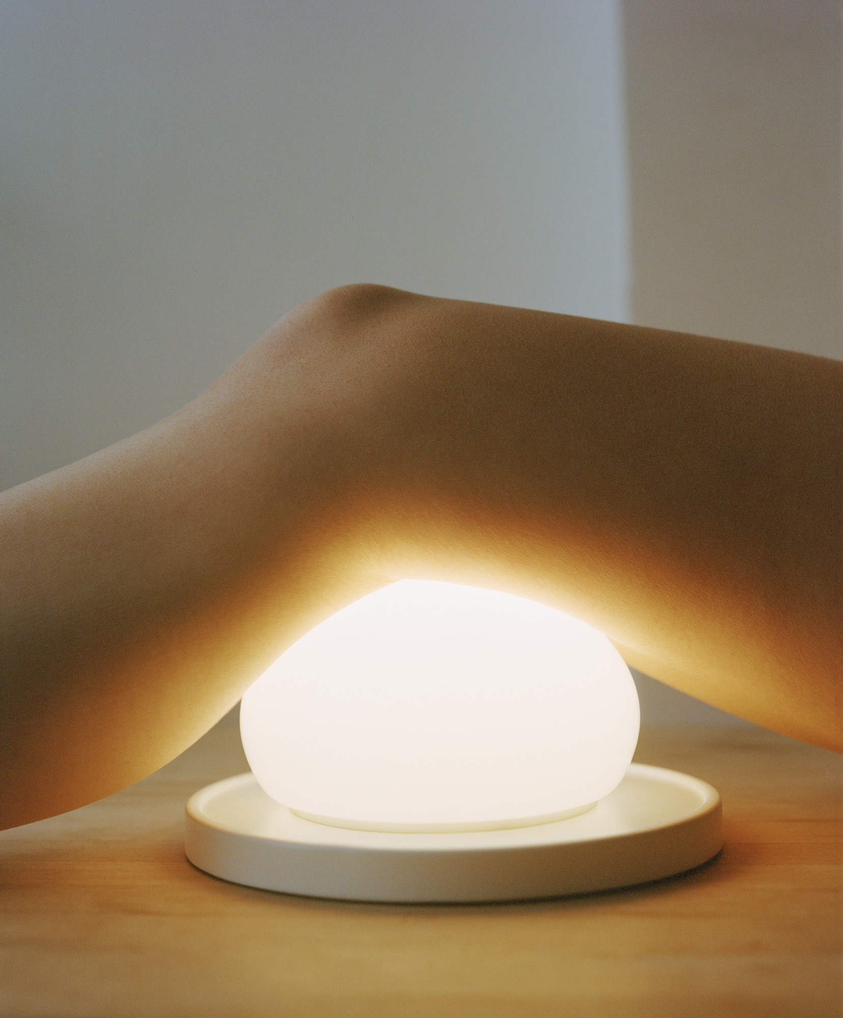 Nahaufnahme der weißen Bolita Tischleuchte von Marset, warmes LED-Licht, modernes Design.