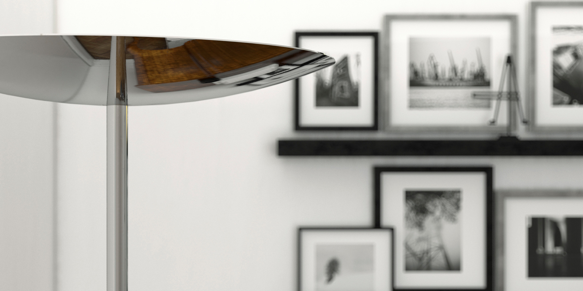 Detailaufnahme der Belux LED Stehleuchte mit silbernem Lampenschirm und schlankem Design vor Bilderwand.