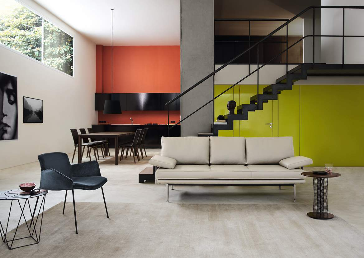 Liz Wood Stuhl Walter Koll in dunklem Anthrazit, moderner Sessel mit filigranem Metallgestell im Wohnzimmer.