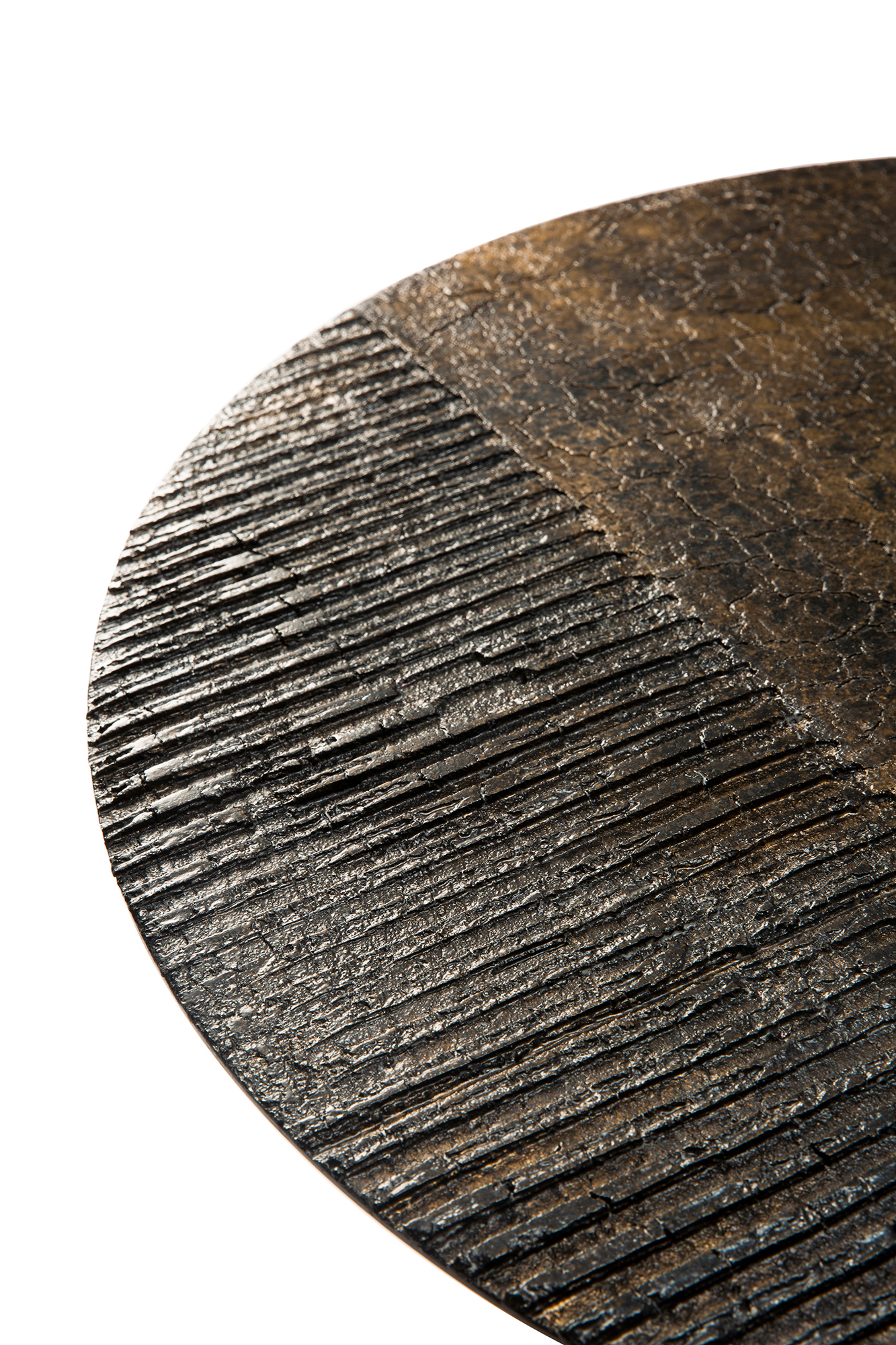 Detailaufnahme der Tischplatte des Luna Couchtisch Lava Linear Ethnicraft mit auffälliger, strukturierter Oberfläche.