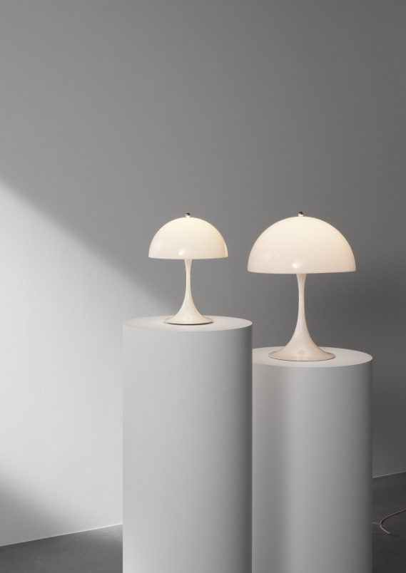 Zwei Panthella 250 Portable LED-Tischleuchten in Opal, Indoor und Outdoor geeignet, von Louis Poulsen.