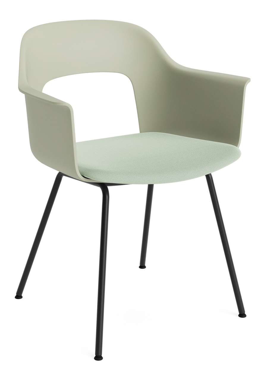 Layout Armchair 213 von Hay, ein moderner Armlehnstuhl in Grün mit schwarzen Metallbeinen und Stoffbezug.