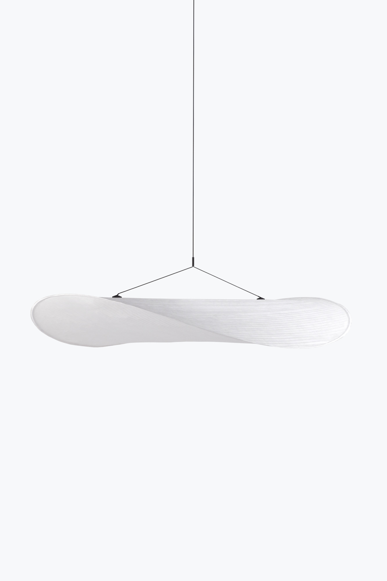 Weiße Tense Pendelleuchte von New Works, moderne Hängelampe mit Textilschirm und minimalistischem Design.