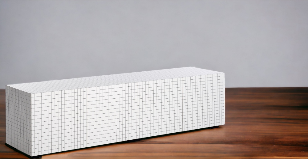 Weißes Quaderna Sideboard von Zanotta mit schwarzem Rastermuster auf dunklem Holzboden.