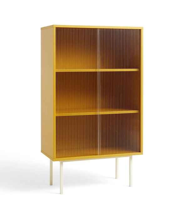 Gelber Hay Colour Cabinet Schrank mit geriffelten Glastüren und weißen Beinen.