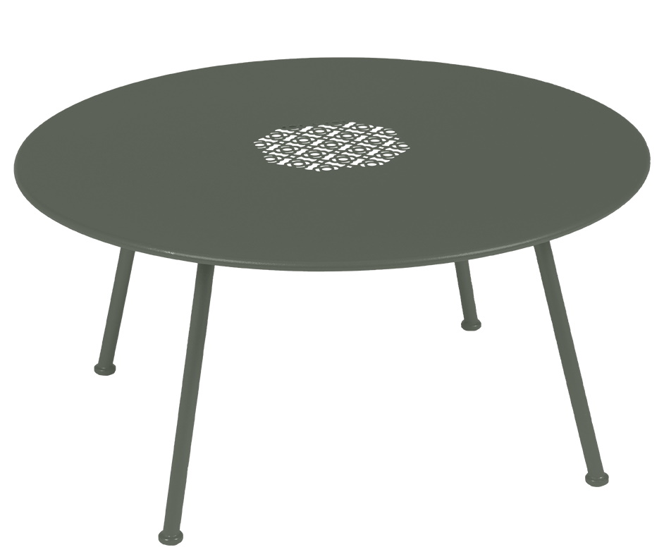 Lorette Beistelltisch von Fermob, niedriger runder Outdoor Couchtisch in Moosgrün mit Lochmuster.
