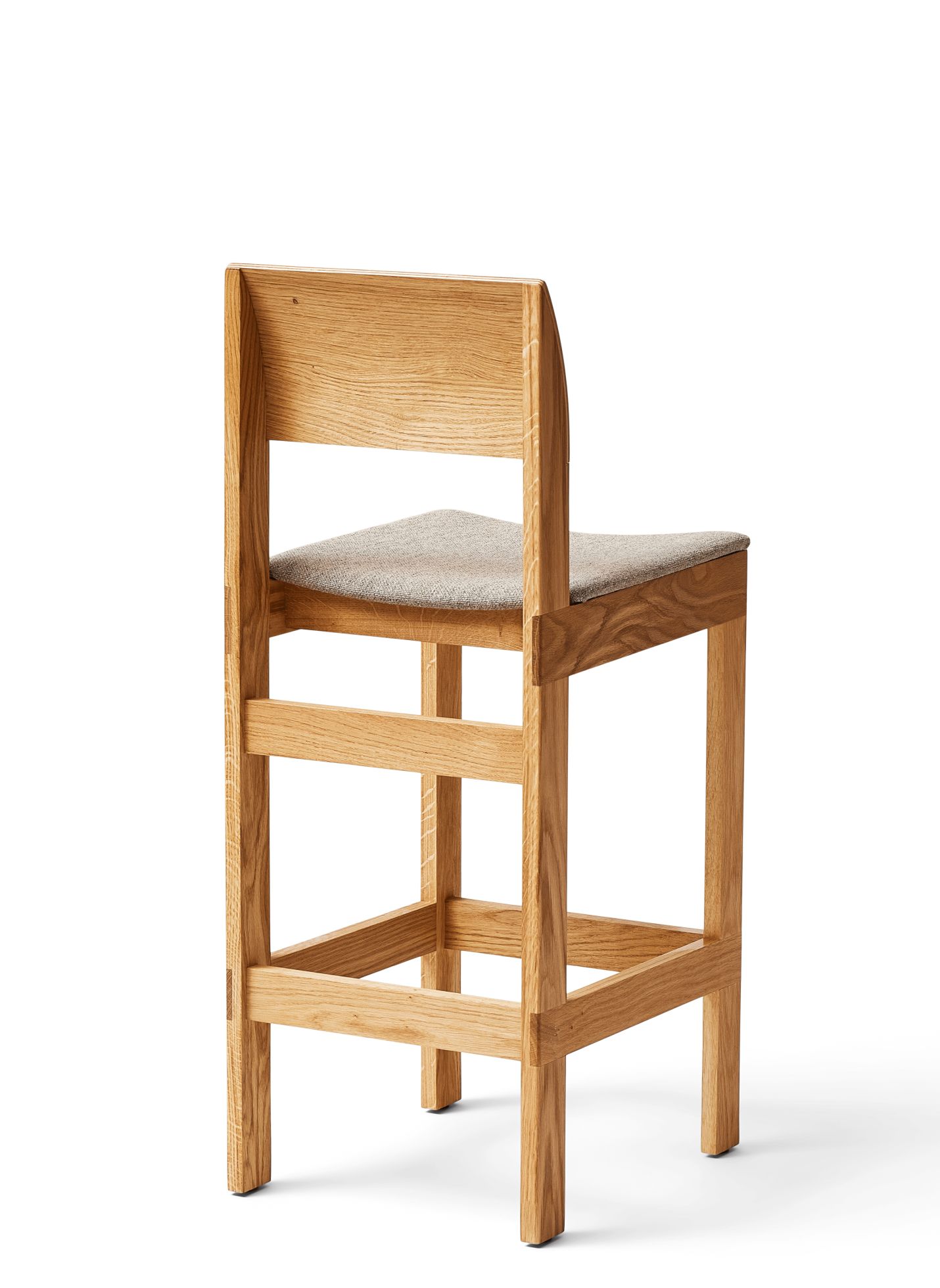 Sonder Barhocker 65 von Form & Refine, Ansicht von hinten, Holz, gepolsterter Sitz.