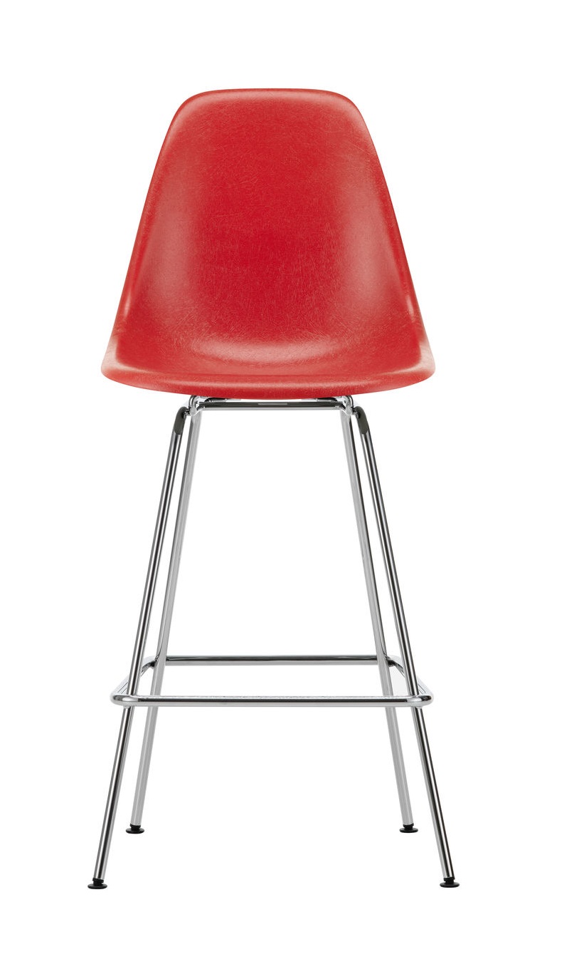 Roter Eames Fiberglass Bar Stool von Vitra mit verchromtem Gestell, ideal für moderne Küchen.