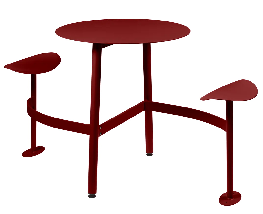Roter Bolder 2-Sitzer Tisch von Fermob für den Außenbereich mit runder Tischplatte und Sitzflächen.