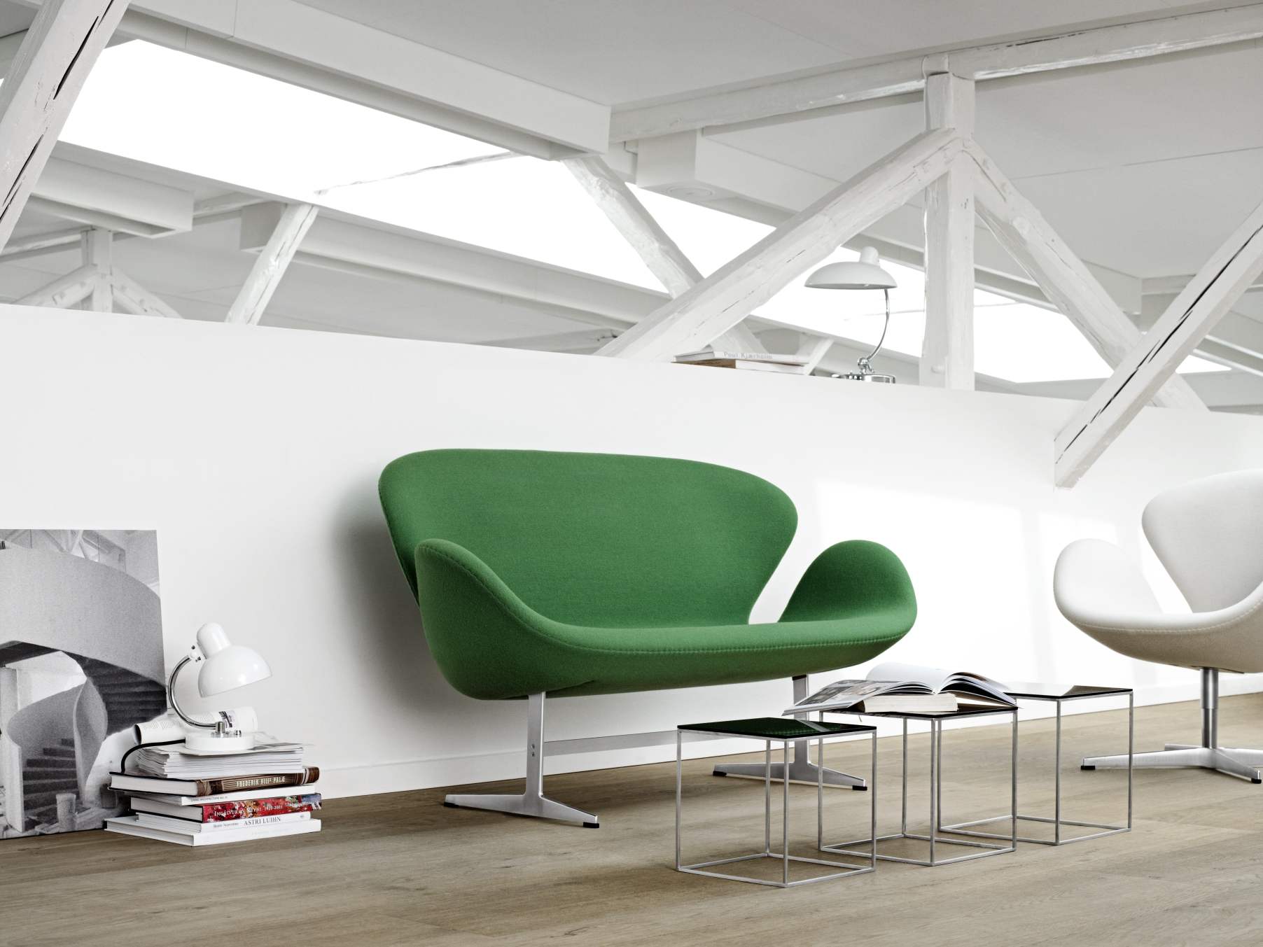 PK71 Satztisch Set von Fritz Hansen mit grünem Sessel und weißem Sessel in hellem Raum.