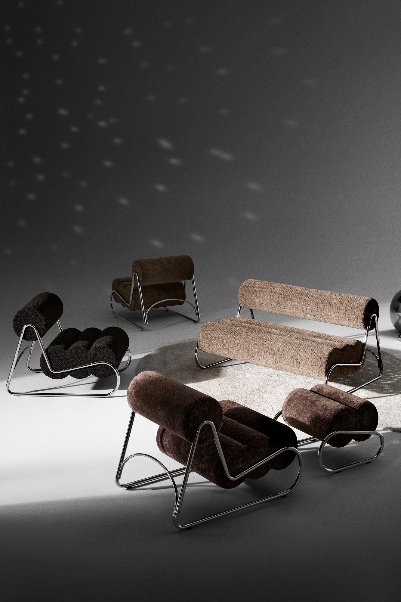 Mehrere moderne Fave Sofas von Norr11 mit schwarzem Gestell und unterschiedlichen Stoffbezügen in Braun- und Beigetönen.