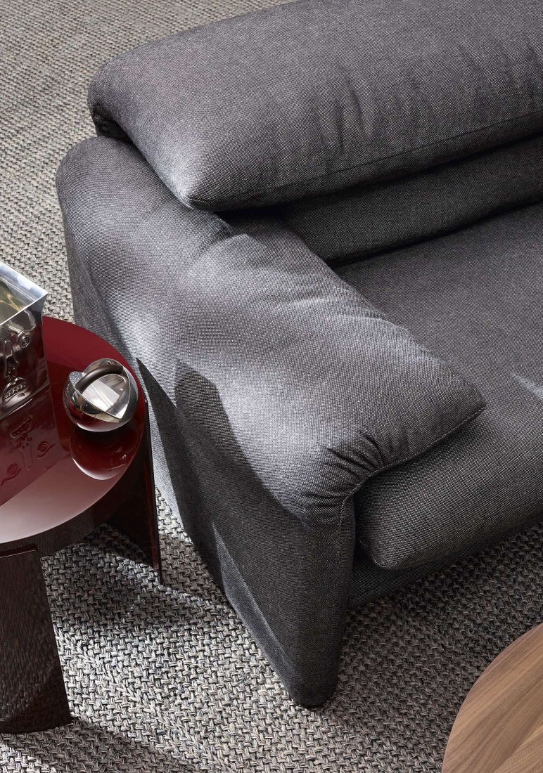 Detailaufnahme des grauen 675 Maralunga Sofas von Cassina: Design Sofa mit Stoffbezug.