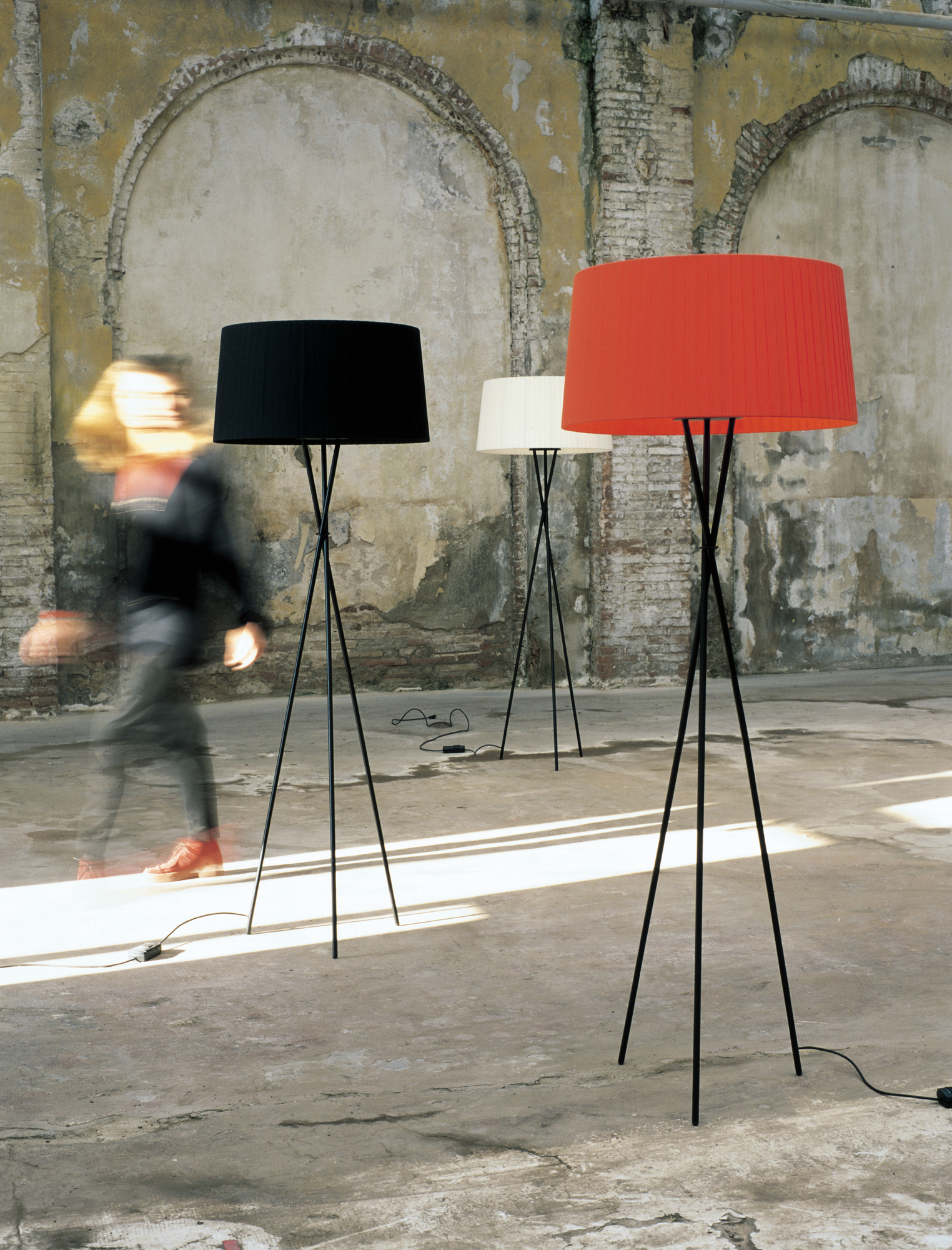 Tripode G5 Stehleuchte von Santa & Cole mit schwarzem, rotem und weißem Lampenschirm im Interieur.