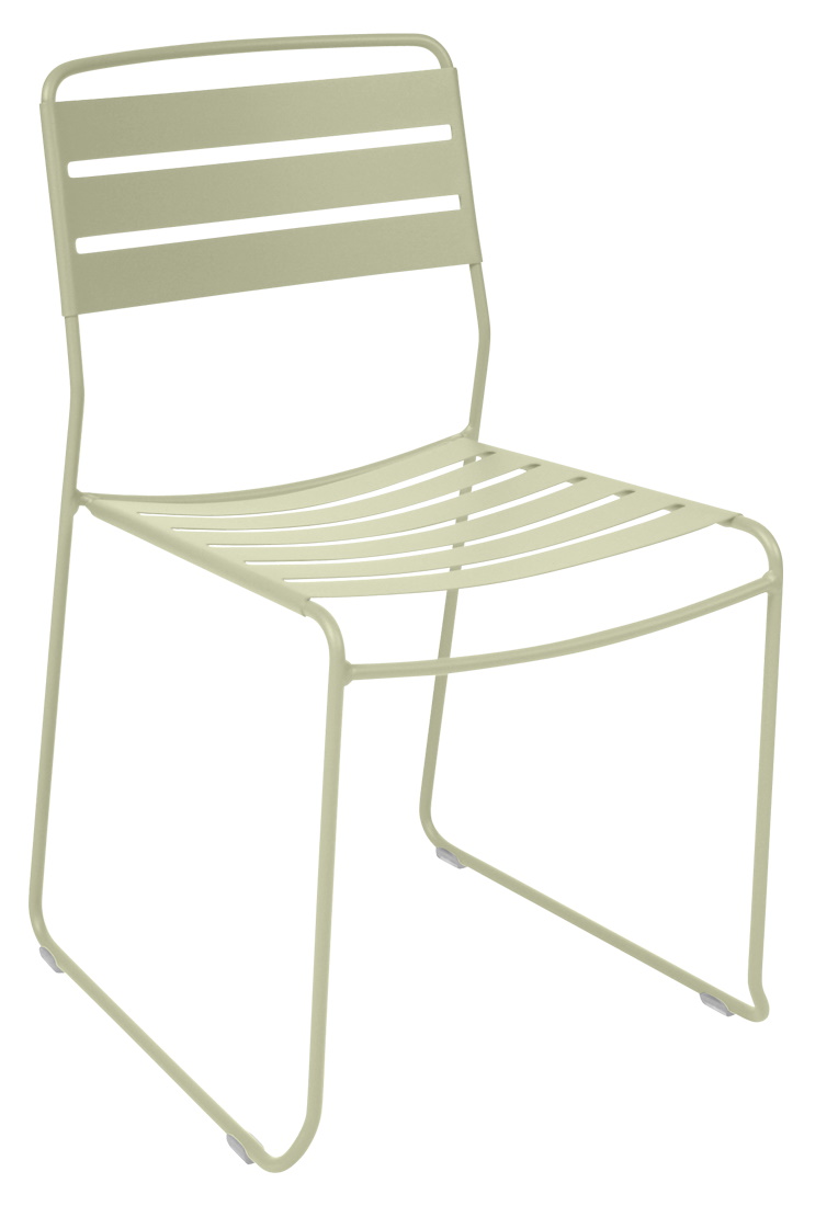Fermob Surprising Chair Outdoor Stuhl in Salbei Grün, minimalistisches Design mit Stahlrahmen und Lattenstruktur.
