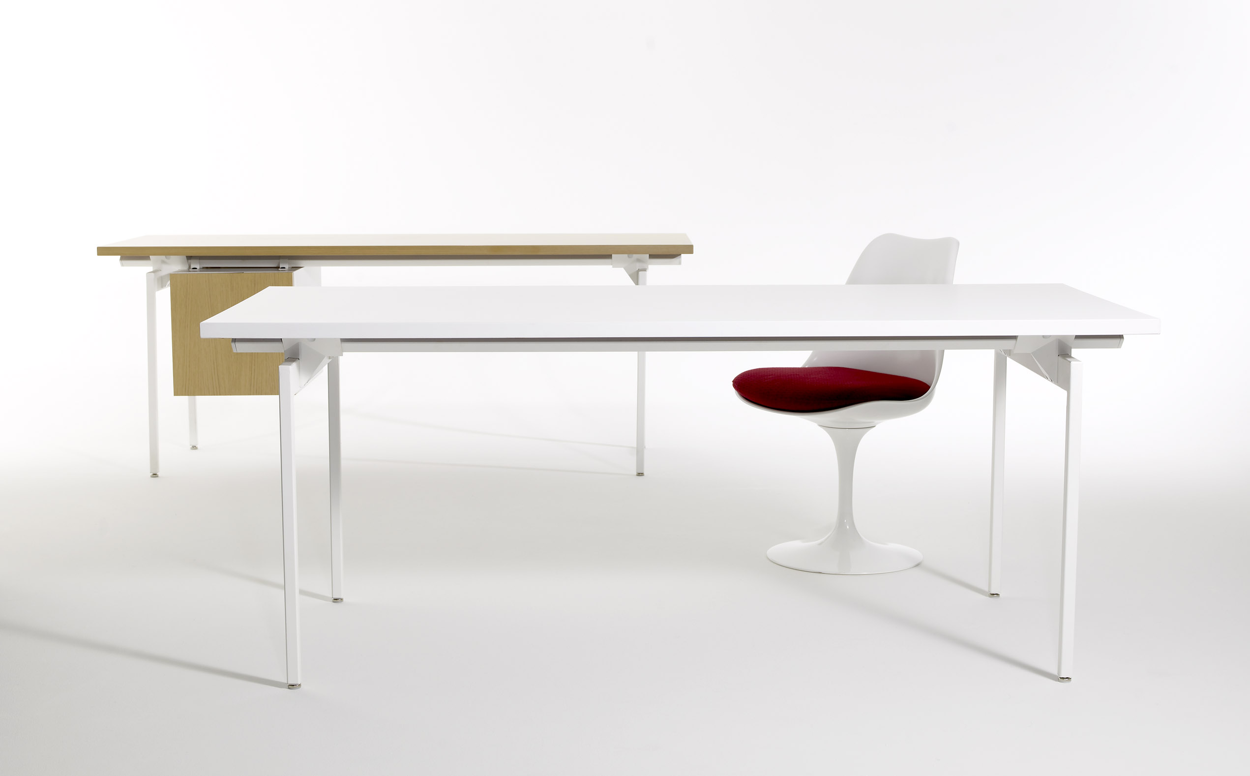 Weißer Tulip Chair Stuhl von Knoll International mit rotem Kissen an einem weißen Schreibtisch.