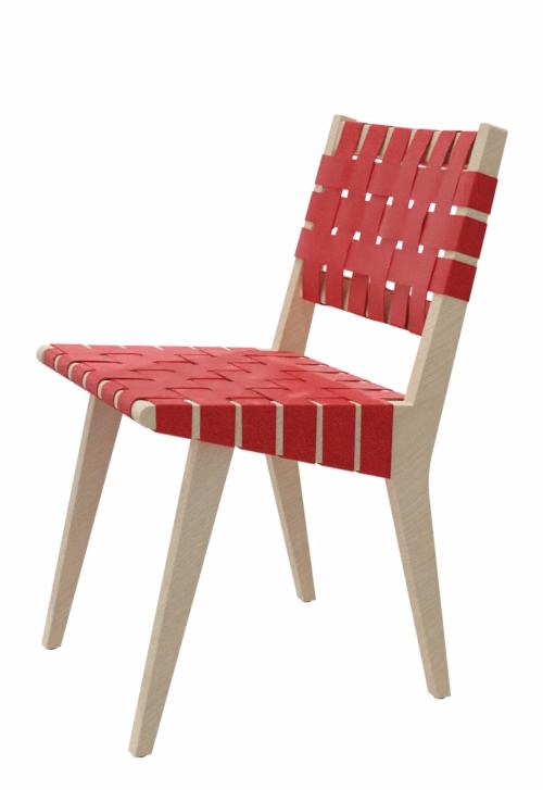 Risom Stuhl von Knoll International: Holzstuhl mit roter, gewebter Sitzfläche und Rückenlehne. Designklassiker.