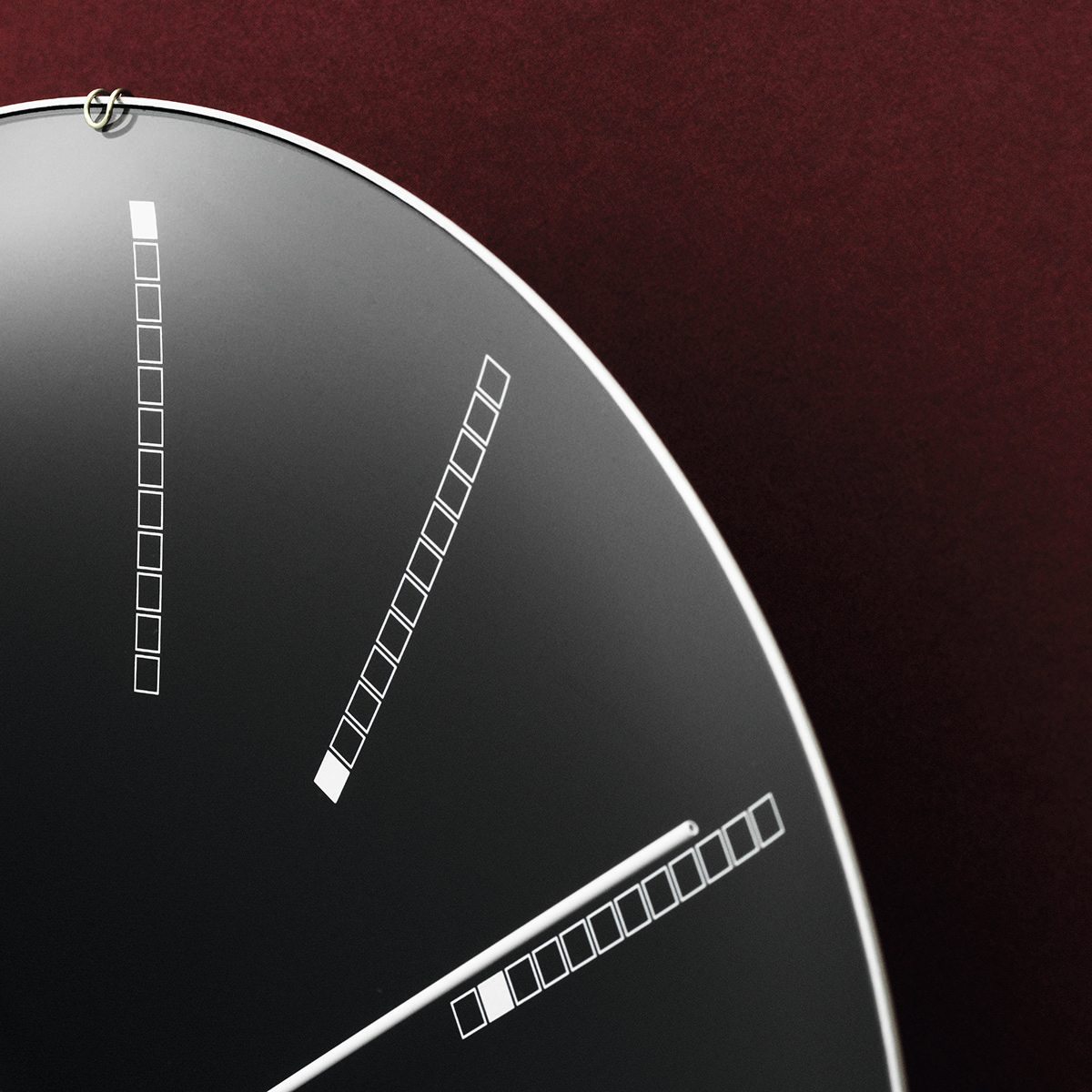 Detailaufnahme: Rosendahl Timepieces Bankers Wanduhr, schwarzes Zifferblatt mit minimalistischen, weißen Markierungen. Design Wanduhr.