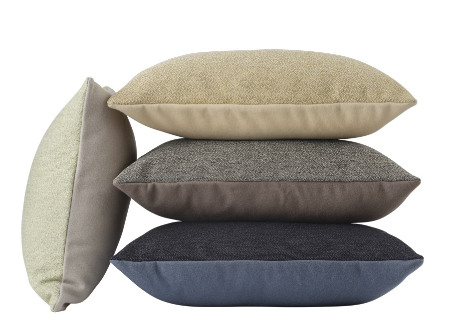 Stapel aus vier Muuto Mingle Kissen in Beige, Grau und Blau, modernes Dekokissen für Sofa.