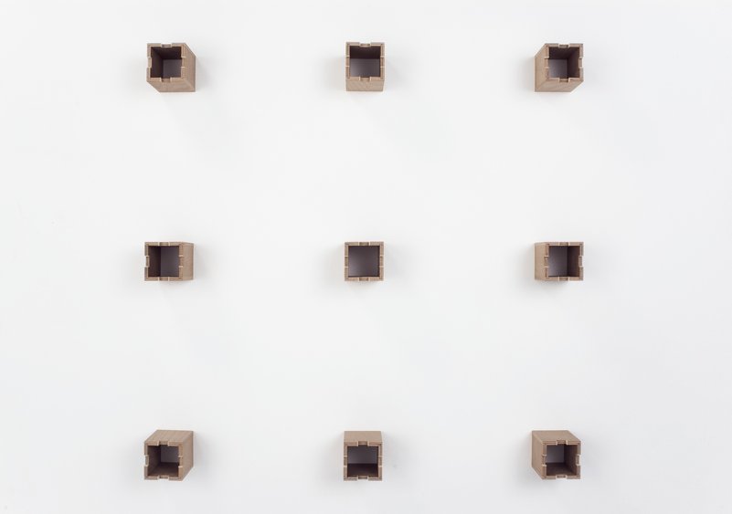 Neun Tojo Cube Nachttische aus Holz auf weißem Hintergrund, passend zum System Bett.