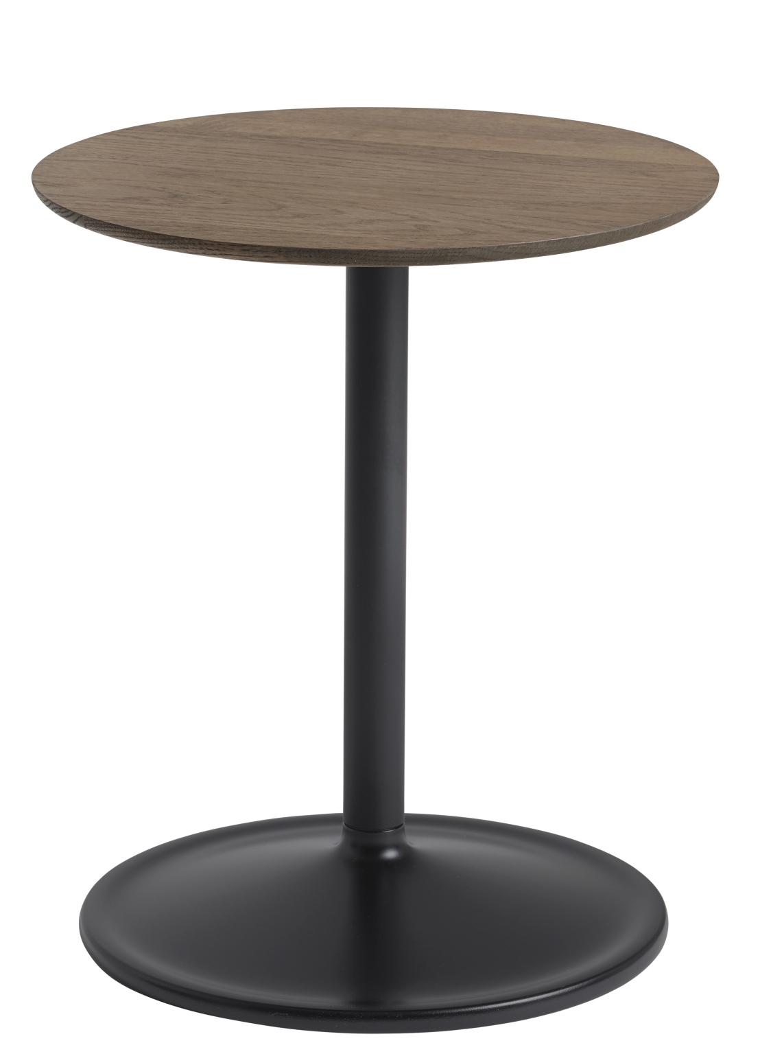 Muuto Soft Side Table Beistelltisch mit runder, brauner Tischplatte und schwarzem, mittigem Fuß.
