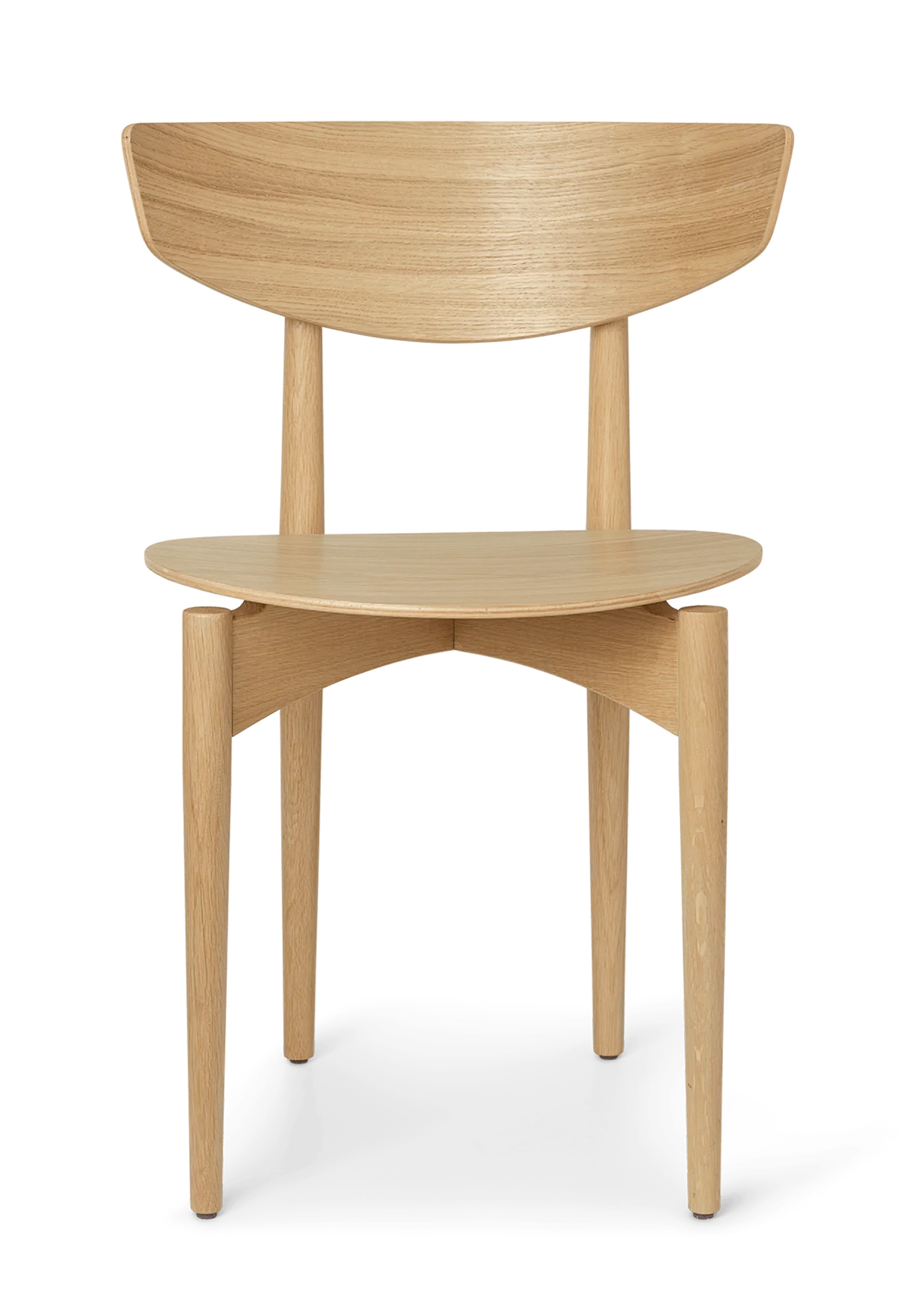 Heller Herman Esszimmerstuhl von Ferm Living mit Holzgestell, Frontansicht. Skandinavisches Design.