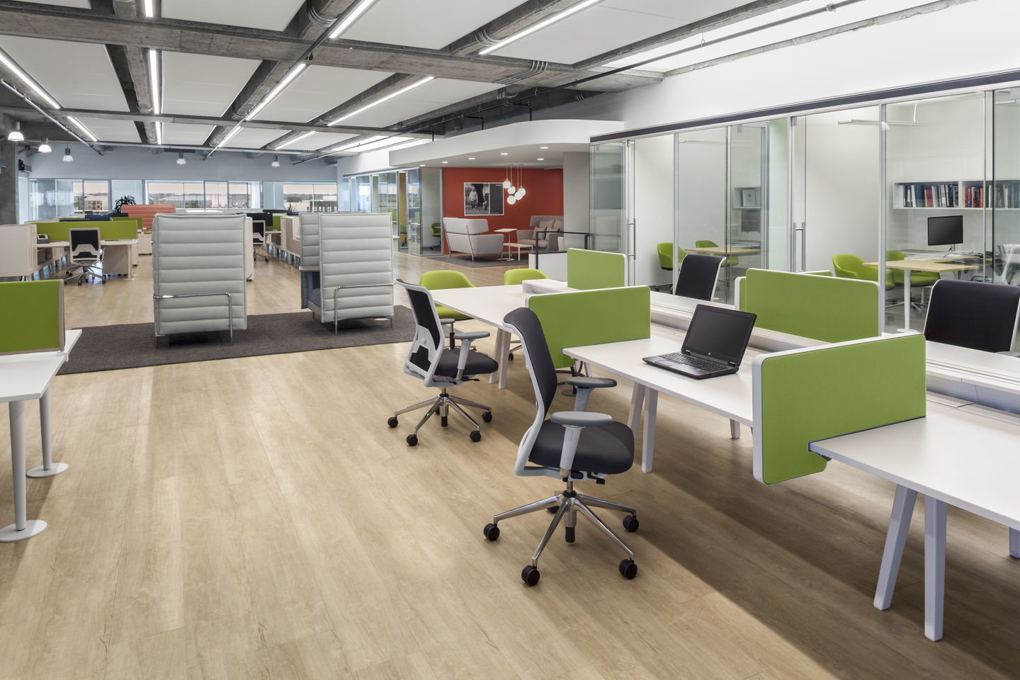 Helles Großraumbüro mit mehreren ID Chair Bürostühlen von Vitra und modernen Arbeitsplätzen.